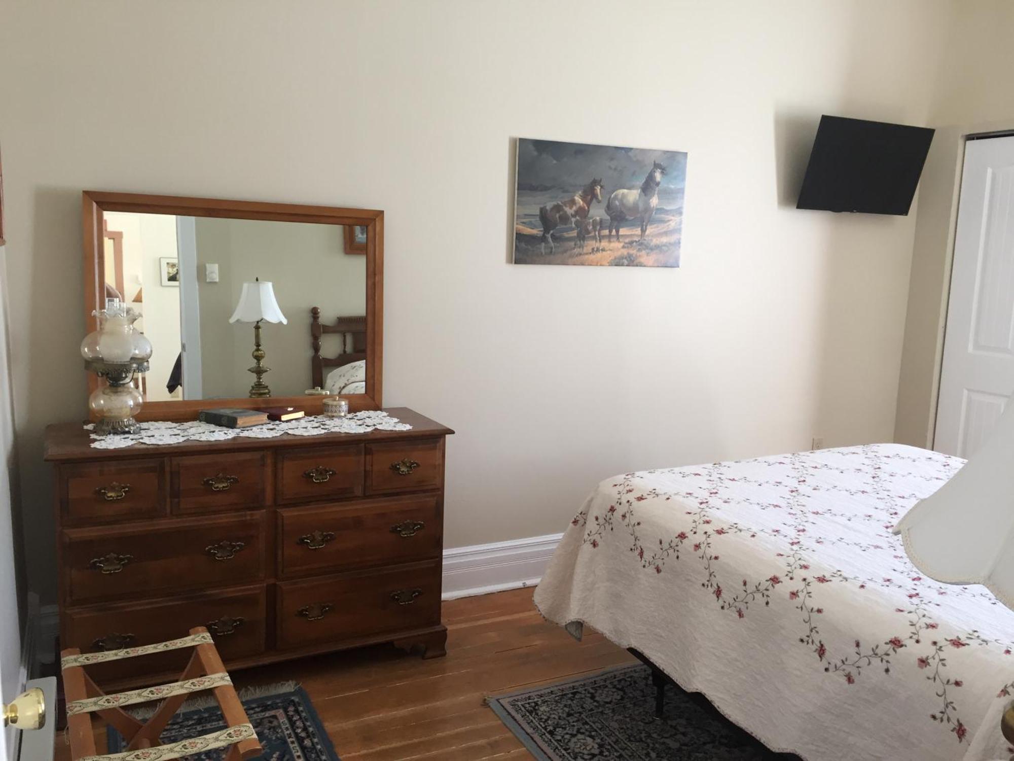 Historic Capitol Hotel Vacation Suites Downtown Buffalo Room photo